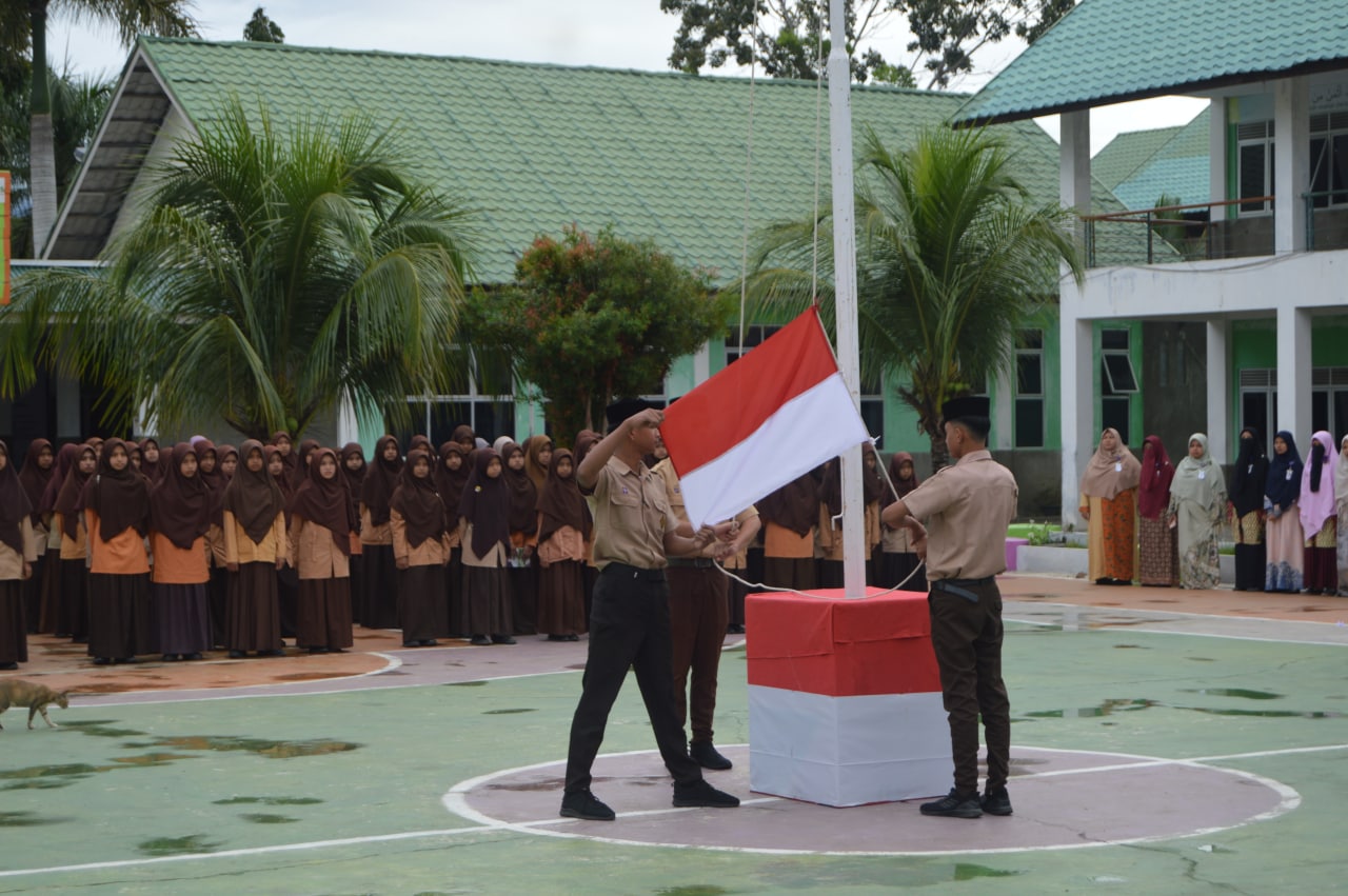 Peringati Hari Kesaktian Pancasila Santri MSBS Kibarkan Bendera